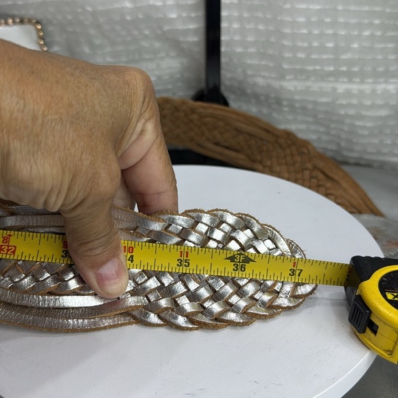 (H) Women's vintage braided silver and tan leather belt, size M - Picture 12 of 12